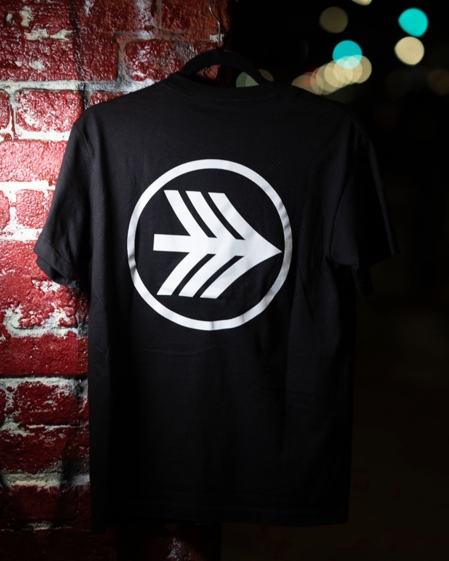 HOME TEAM LOGO TEE - BLACK/RED