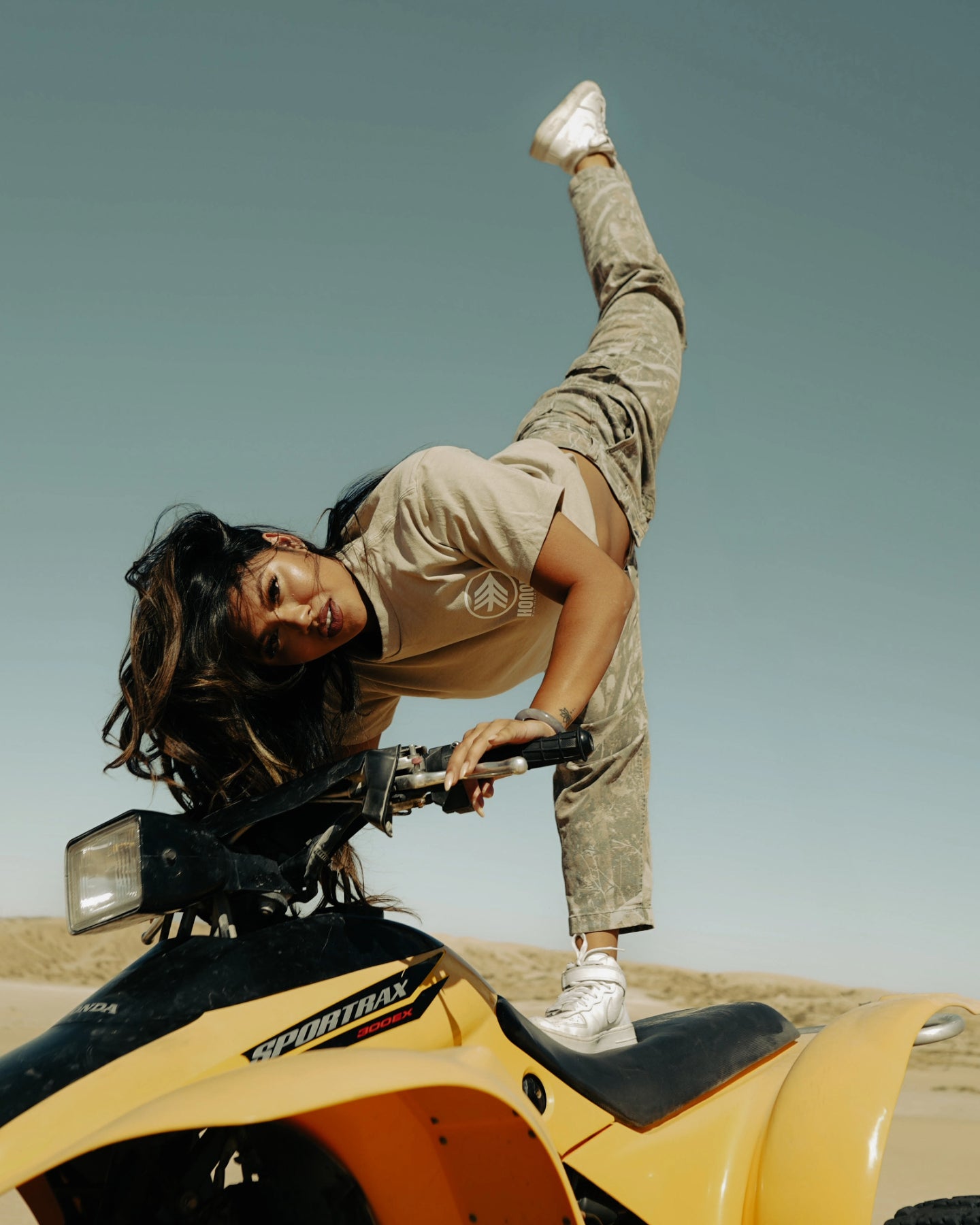 DESERT LIFE TEE - TAN