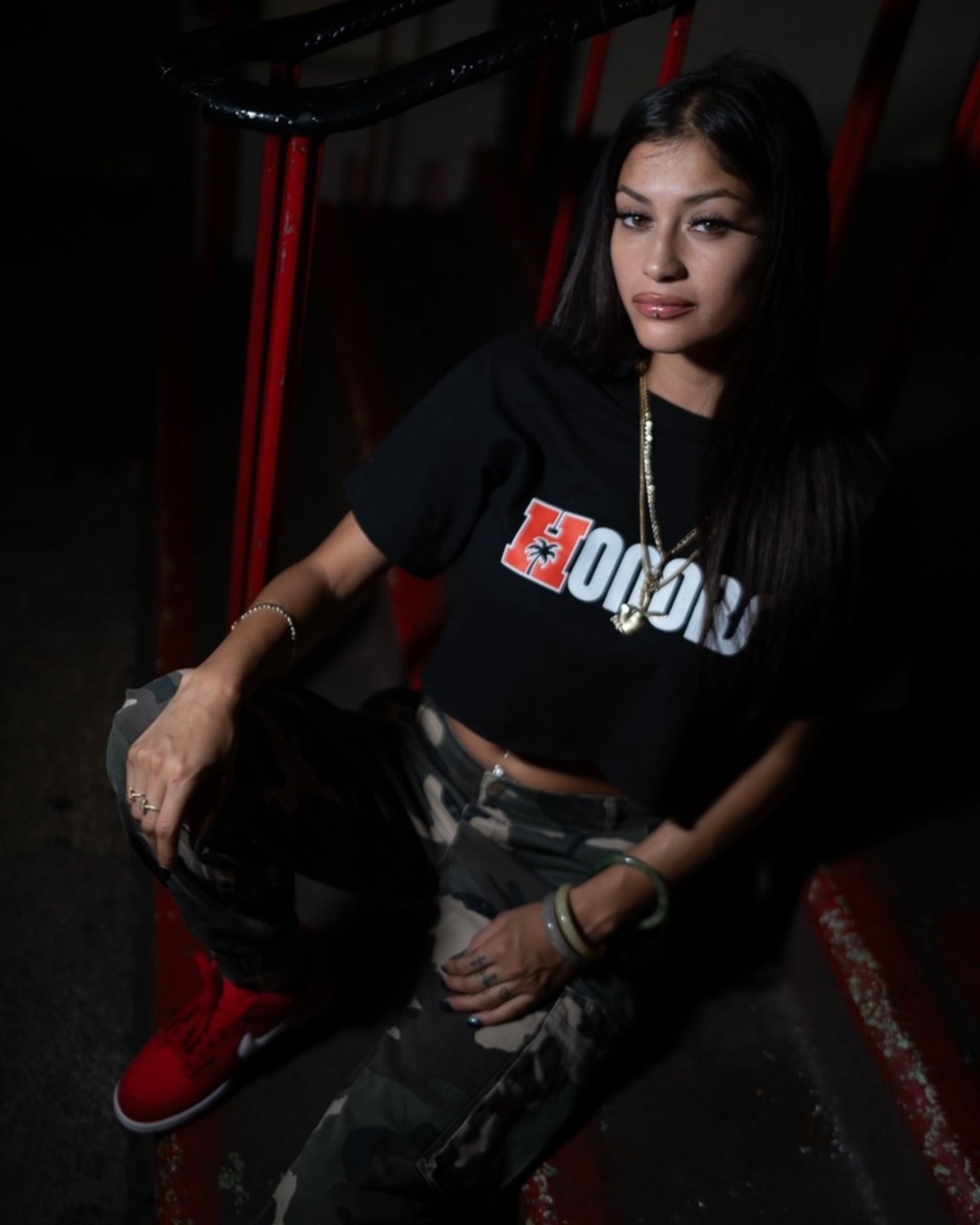 HOME TEAM LOGO TEE - BLACK/RED