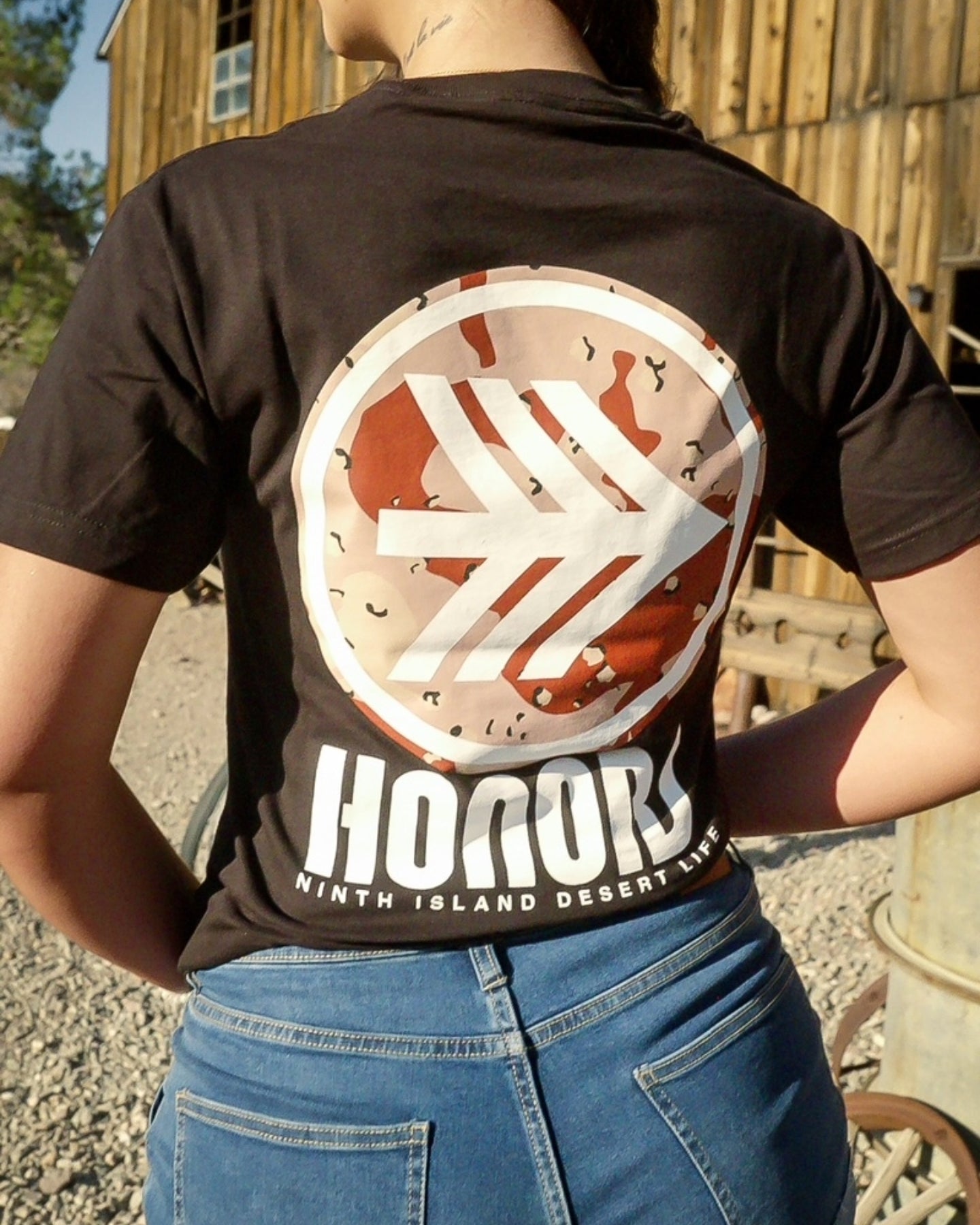 DESERT CAMOUFLAGE BLACK LOGO TEE