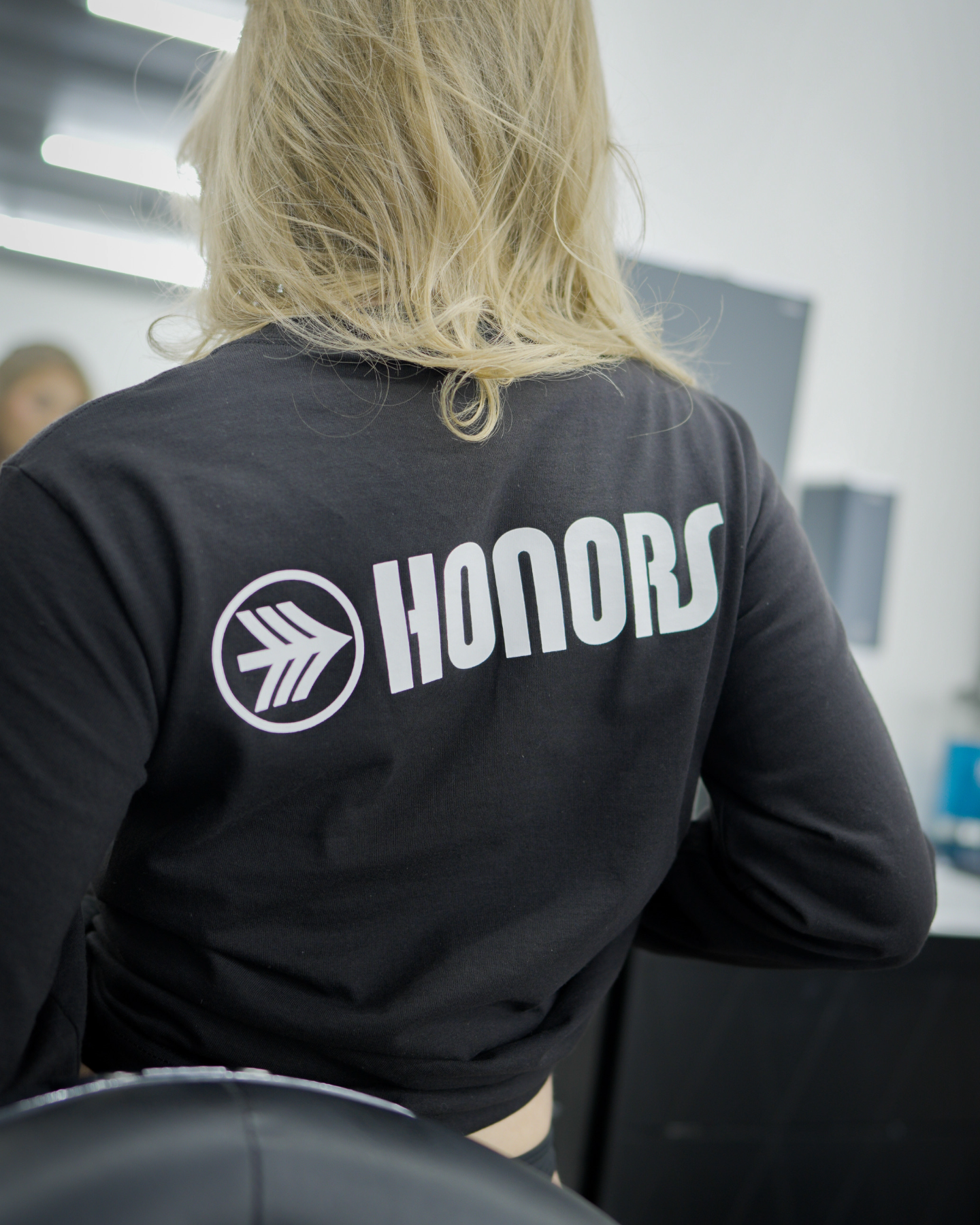 HONORS KORP LOGO BLACK L/S