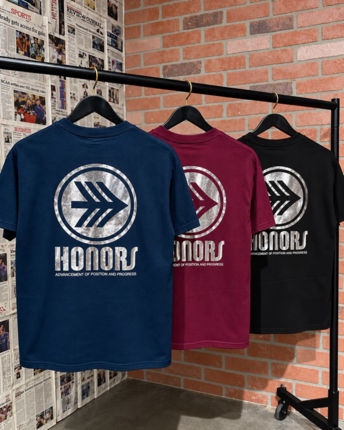 HONORS CHROME CLASSIC LOGO TEES