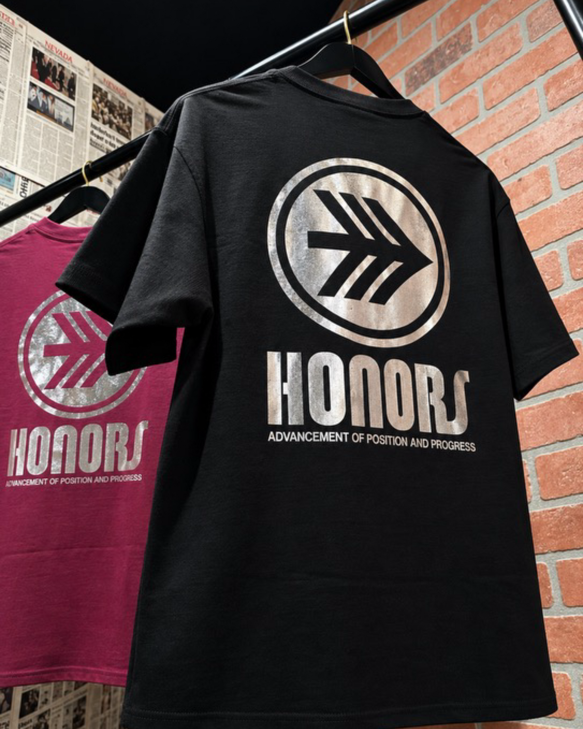 HONORS CHROME CLASSIC LOGO TEES